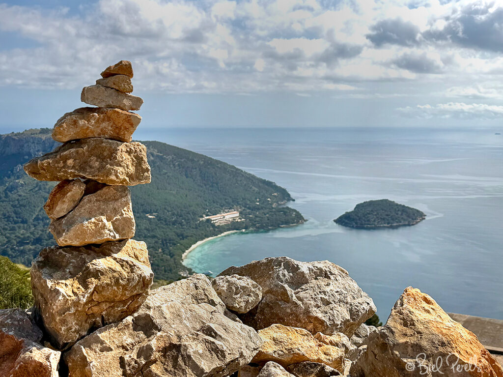Caramull de pedres a la Talaia d'Albercutx (Pollença).